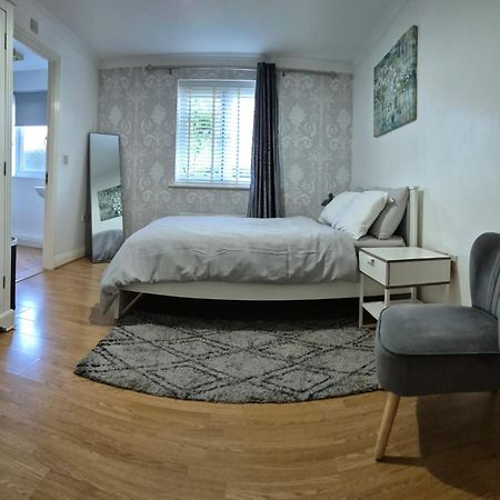 Spacious Ground Floor 2 Bedroom 2 Bathroom Flat In Hatfield Near Hertfordshire University Private Car Park Sleeps 5-6 מראה חיצוני תמונה
