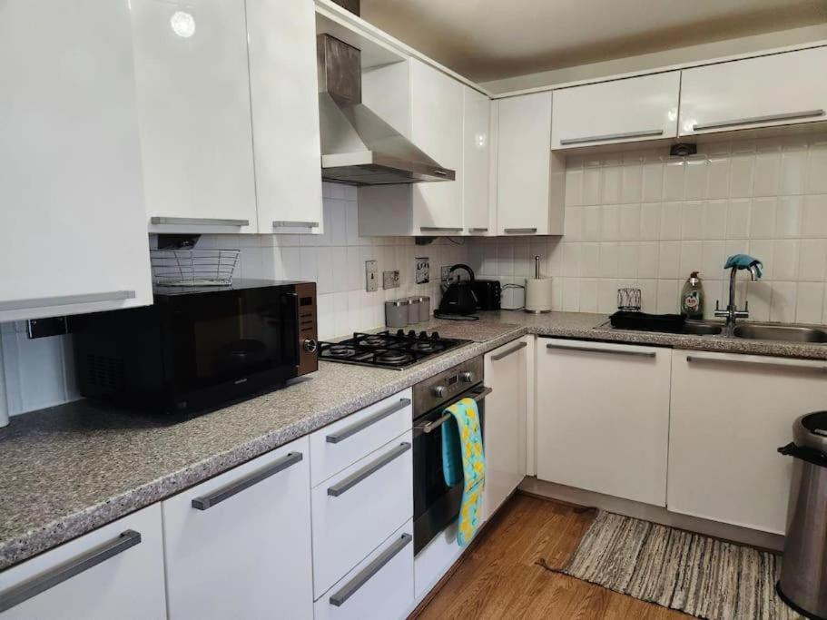 Spacious Ground Floor 2 Bedroom 2 Bathroom Flat In Hatfield Near Hertfordshire University Private Car Park Sleeps 5-6 מראה חיצוני תמונה