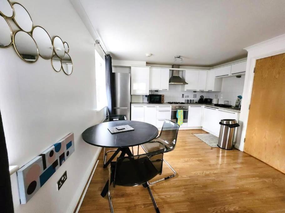 Spacious Ground Floor 2 Bedroom 2 Bathroom Flat In Hatfield Near Hertfordshire University Private Car Park Sleeps 5-6 מראה חיצוני תמונה