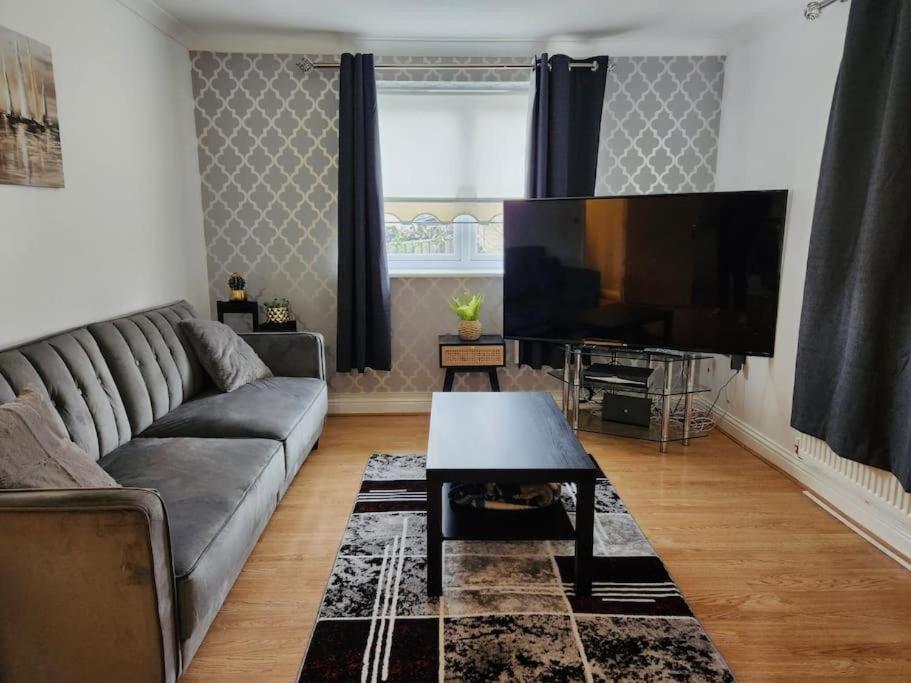 Spacious Ground Floor 2 Bedroom 2 Bathroom Flat In Hatfield Near Hertfordshire University Private Car Park Sleeps 5-6 מראה חיצוני תמונה