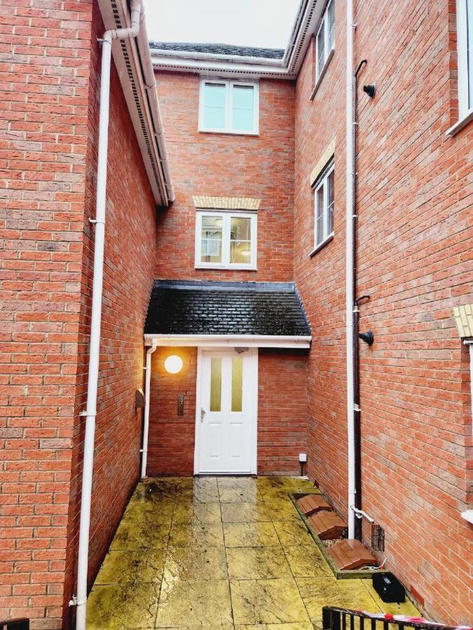 Spacious Ground Floor 2 Bedroom 2 Bathroom Flat In Hatfield Near Hertfordshire University Private Car Park Sleeps 5-6 מראה חיצוני תמונה