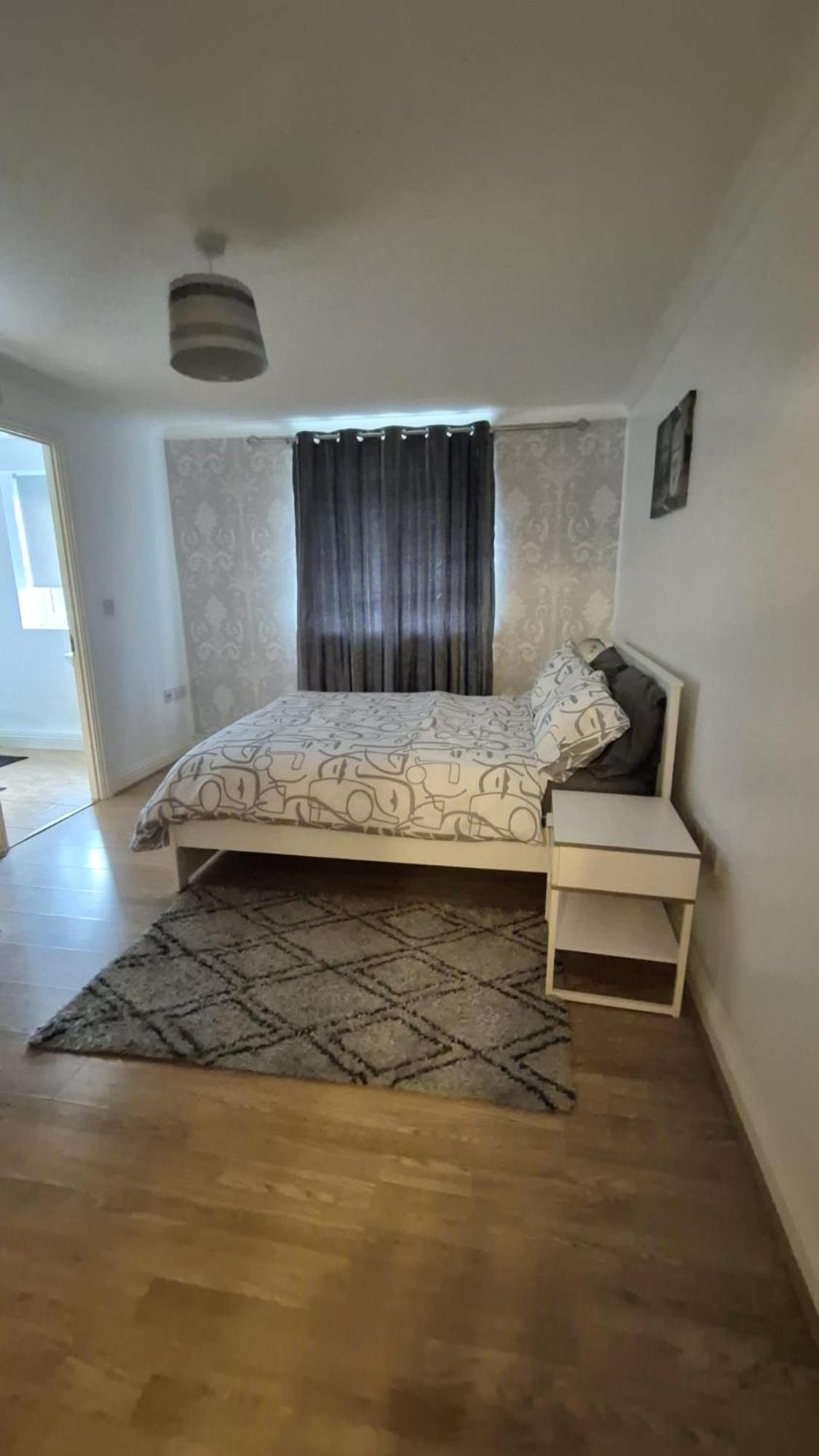 Spacious Ground Floor 2 Bedroom 2 Bathroom Flat In Hatfield Near Hertfordshire University Private Car Park Sleeps 5-6 מראה חיצוני תמונה