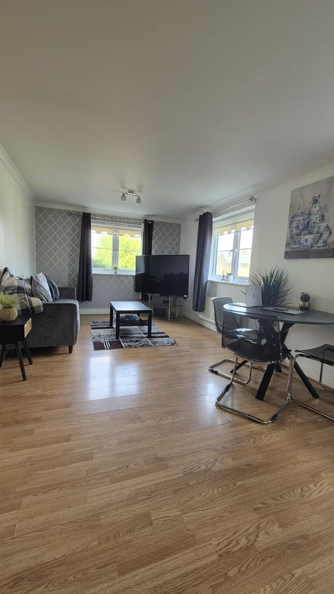 Spacious Ground Floor 2 Bedroom 2 Bathroom Flat In Hatfield Near Hertfordshire University Private Car Park Sleeps 5-6 מראה חיצוני תמונה