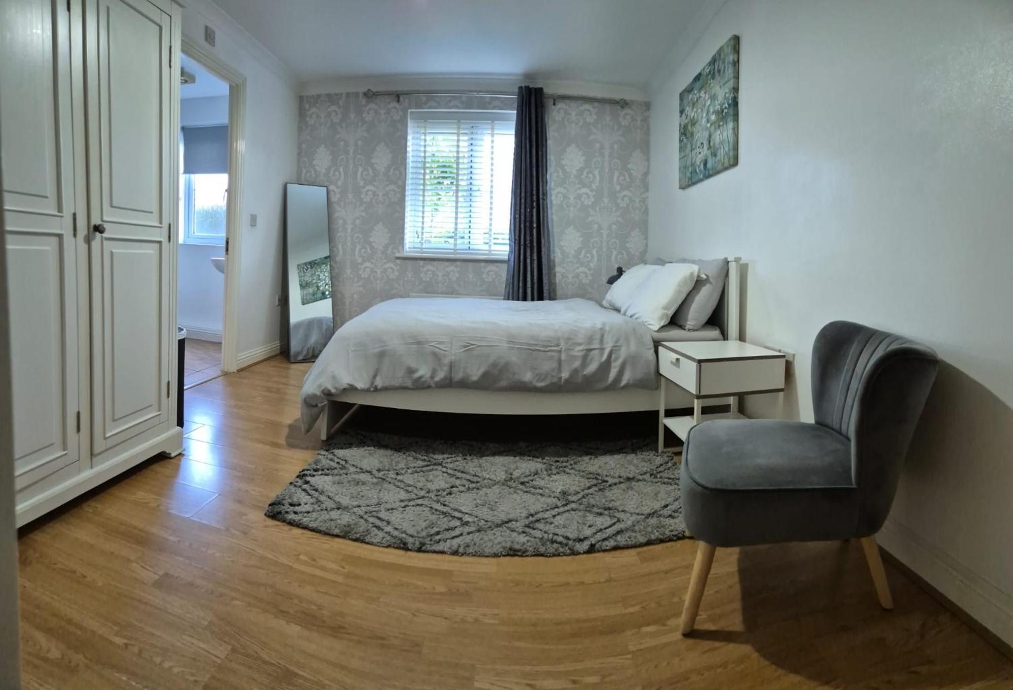 Spacious Ground Floor 2 Bedroom 2 Bathroom Flat In Hatfield Near Hertfordshire University Private Car Park Sleeps 5-6 מראה חיצוני תמונה