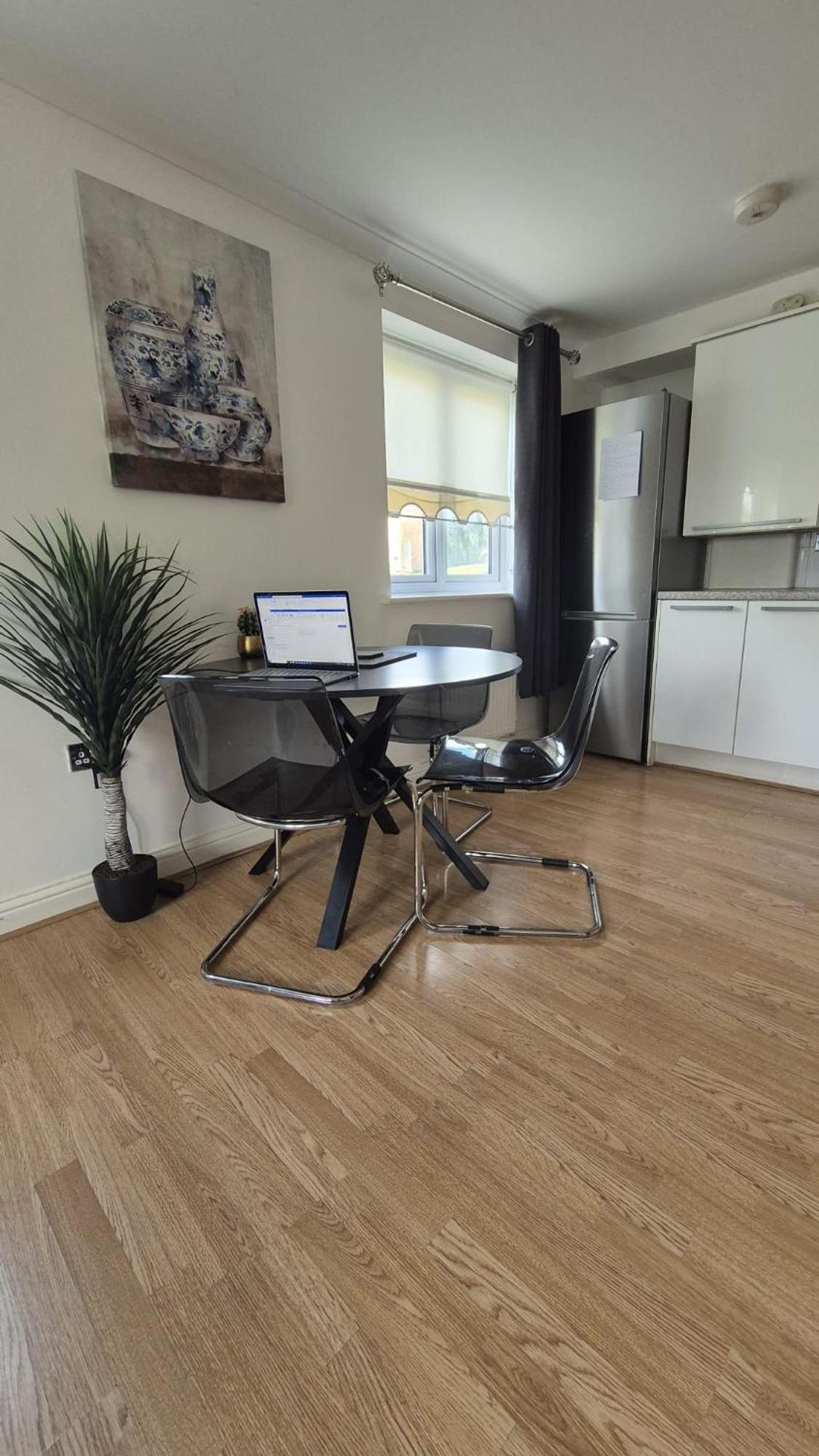 Spacious Ground Floor 2 Bedroom 2 Bathroom Flat In Hatfield Near Hertfordshire University Private Car Park Sleeps 5-6 מראה חיצוני תמונה